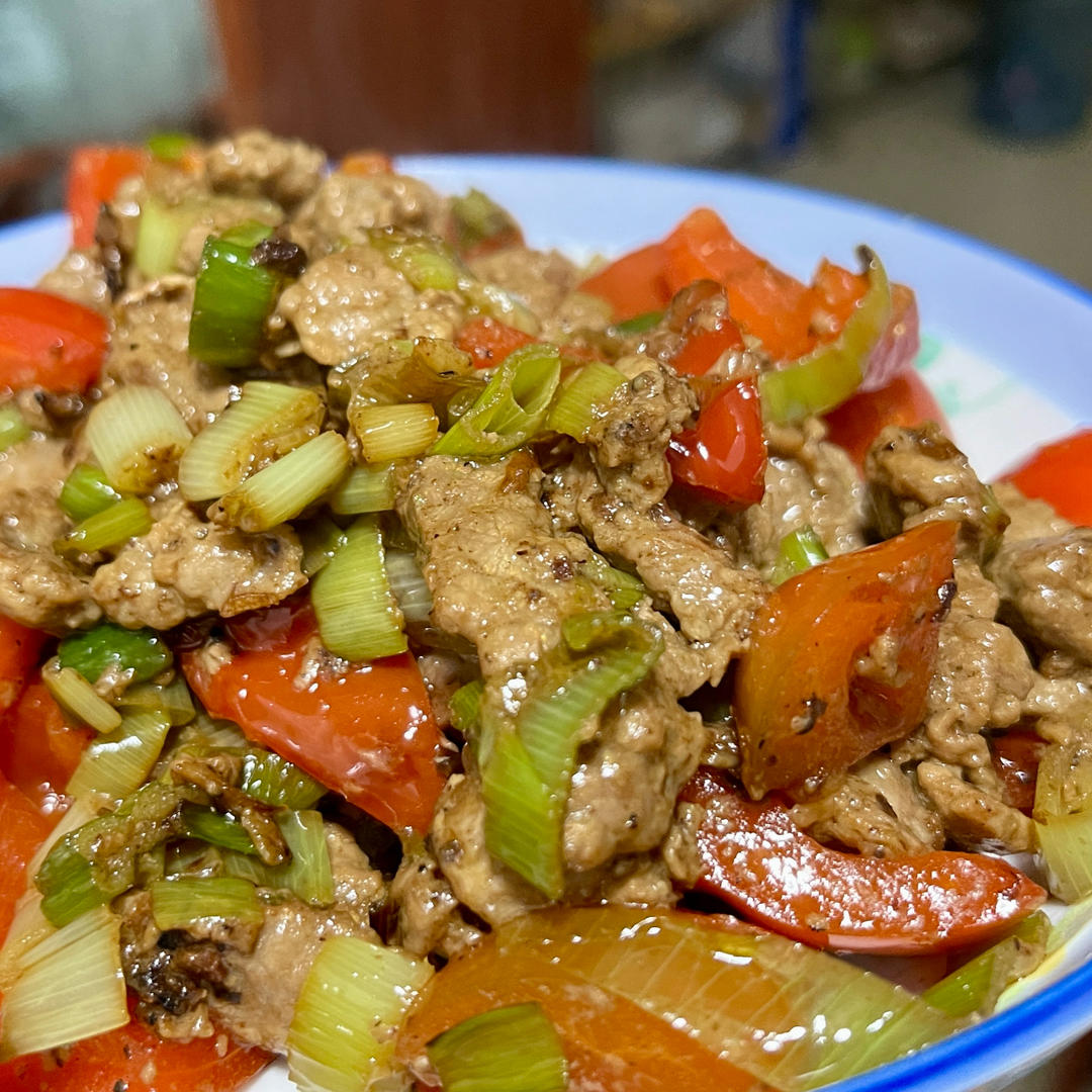 厨师长教你：“葱爆牛肉”的家常做法，葱香味浓郁先收藏起来