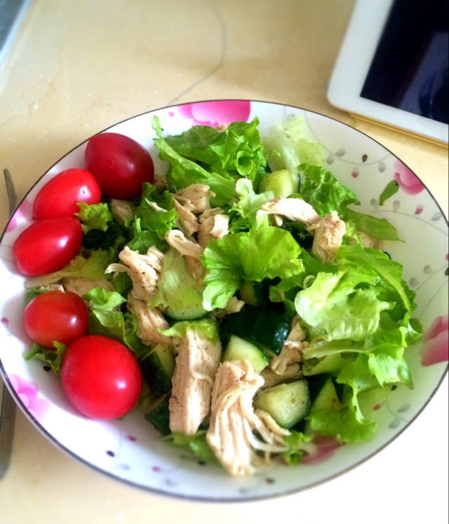鸡胸肉蔬菜色拉
