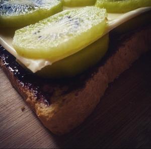 熏火腿干酪kiwi蓝莓三明治的做法 步骤2