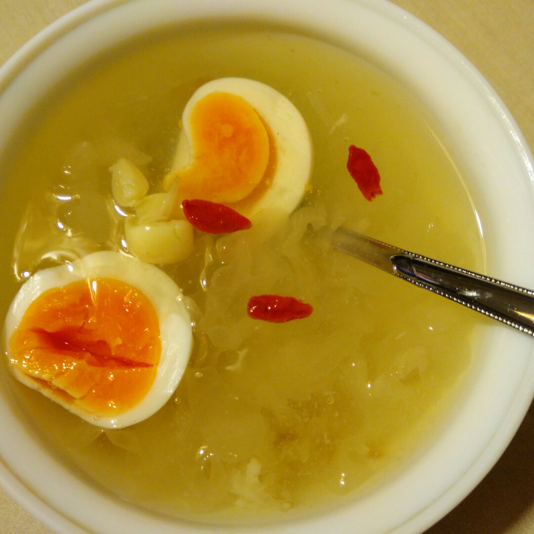 美容润肤 益气补血《桃胶皂角米百合银耳红枣羹》