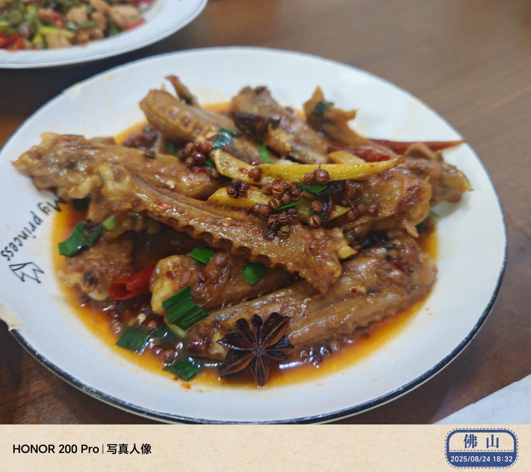 巨巨巨好吃😋香辣鸭翅