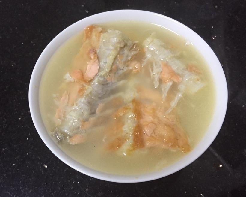 三文鱼骨汤（孕妇）的做法
