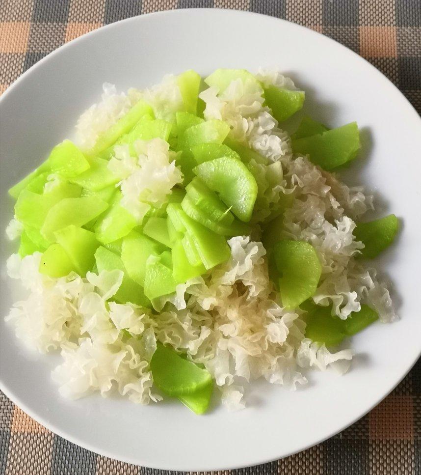 莴笋炒银耳
