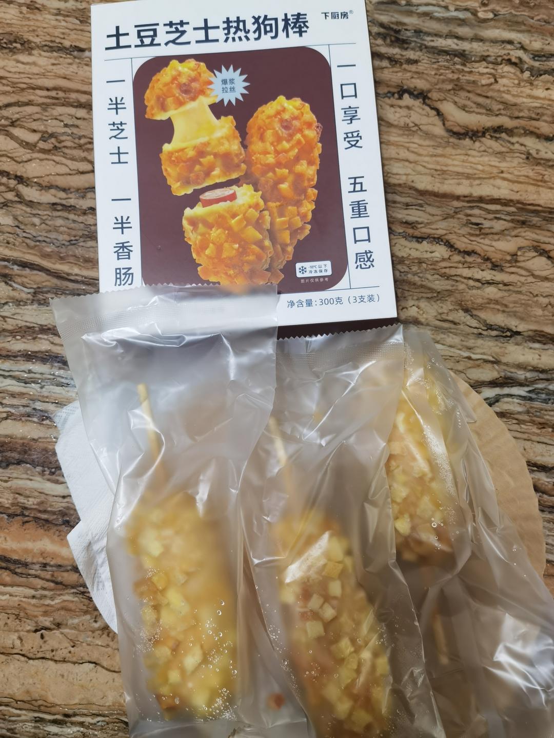 冬日精致快手下午茶（土豆芝士热狗棒沙拉 + 橙汁伏特加）