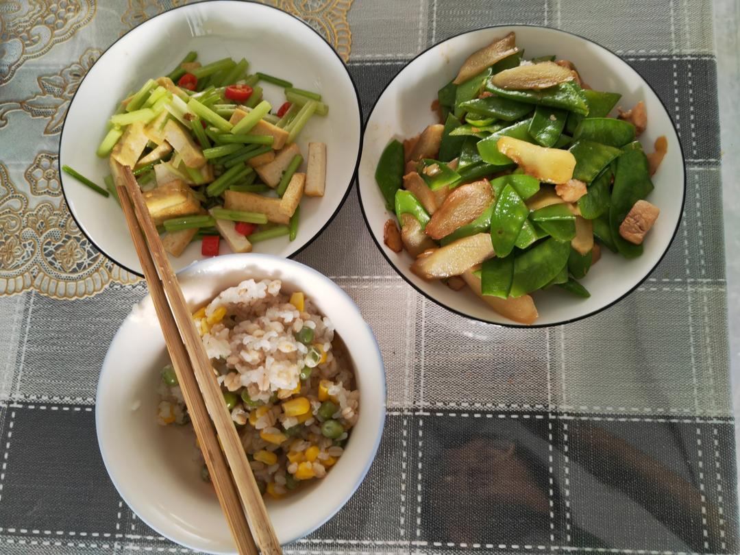 荷兰豆炒鸡丁+火龙果+无糖酸奶