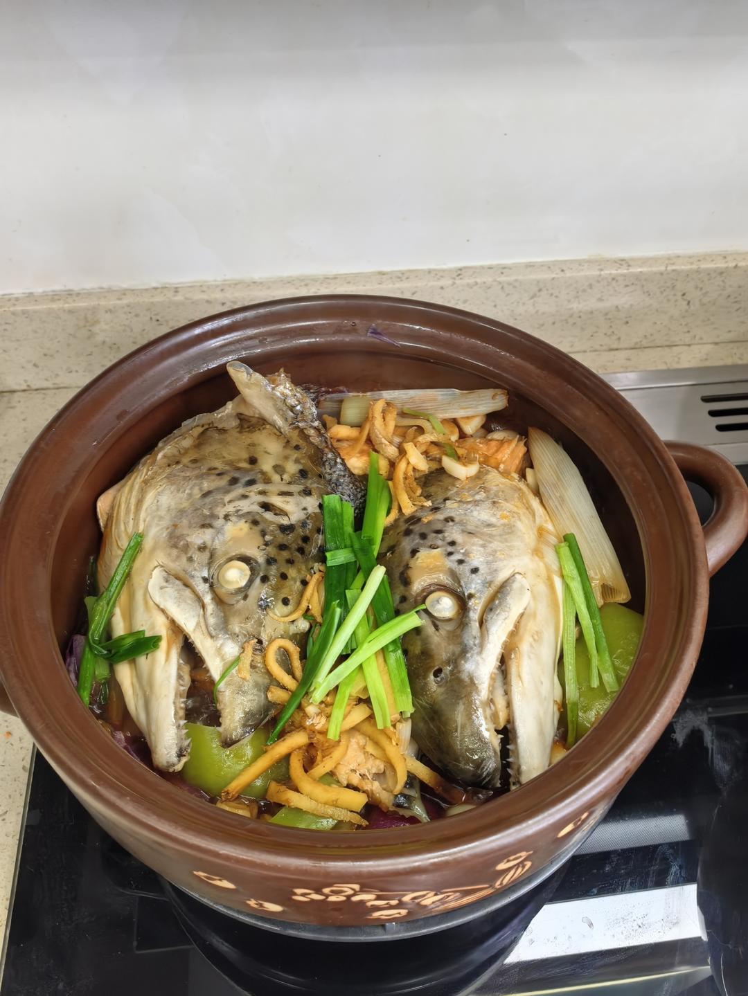 8分钟上桌的美食——砂锅三文鱼头煲