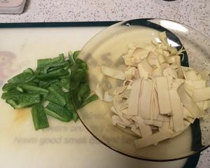 青椒炒干豆腐的做法 步骤1