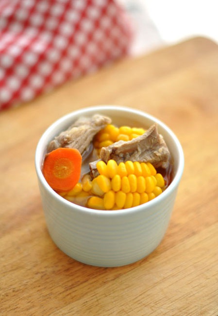 胡萝卜玉米排骨汤