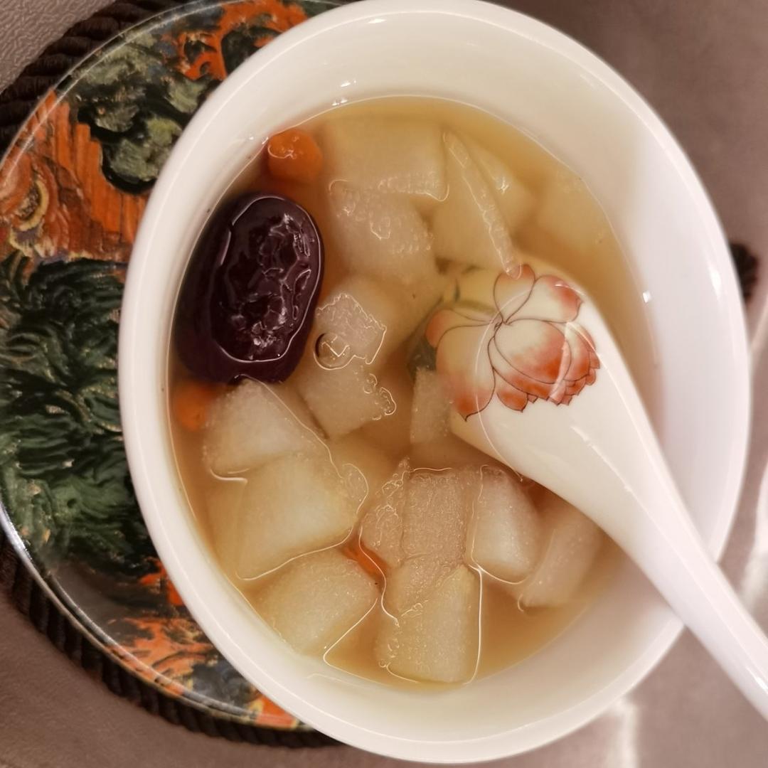冰糖雪梨汤（清热降火，润肺止咳）