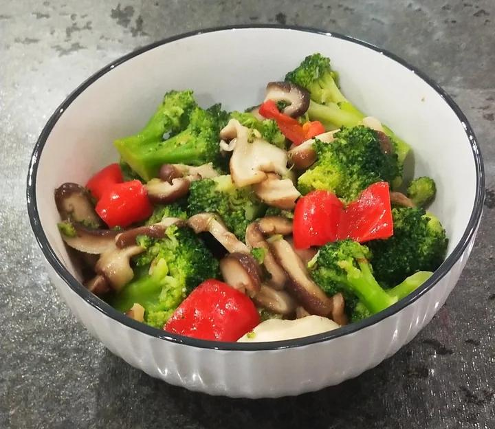 咕噜噜的大火锅做的低脂好吃的西兰花炒香菇