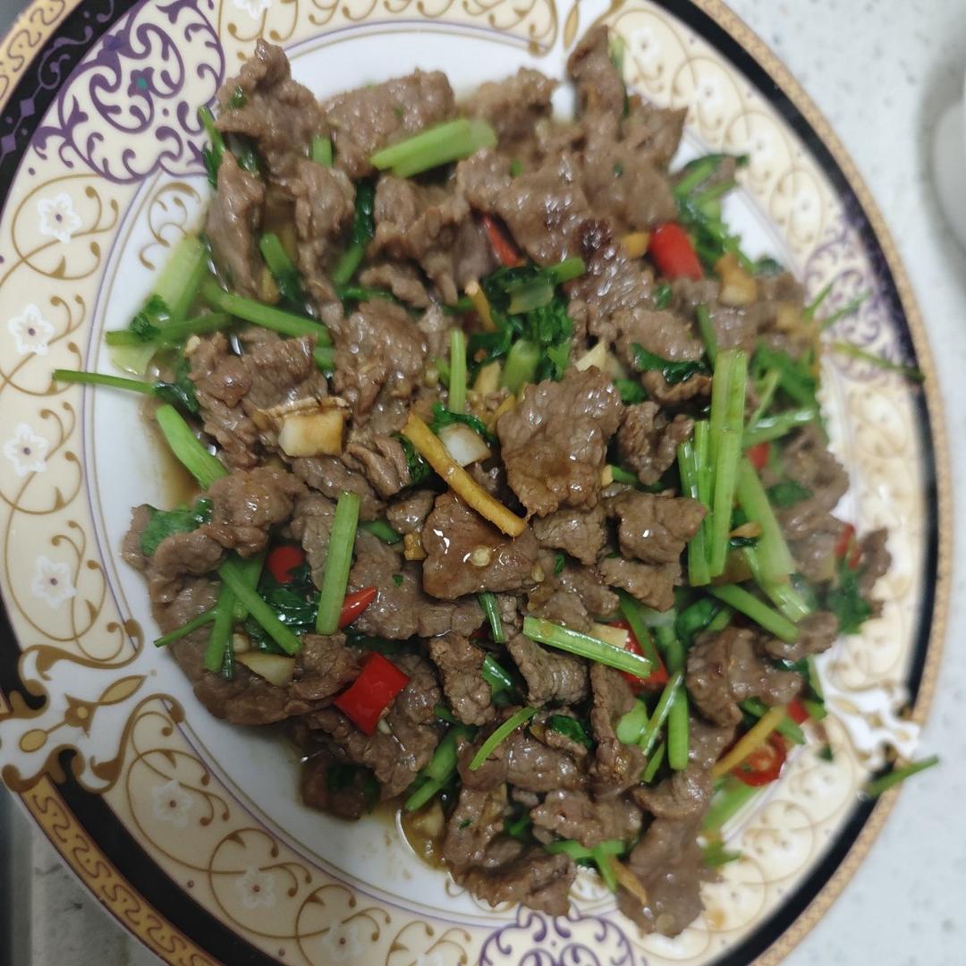 香菜炒牛肉，香辣下饭，爱吃香菜的朋友看过来，拌饭绝了