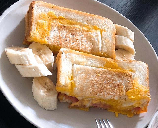 快速早餐鸡蛋培根芝士三明治
