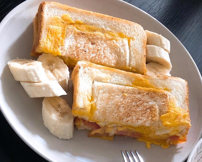 快速早餐鸡蛋培根芝士三明治的做法