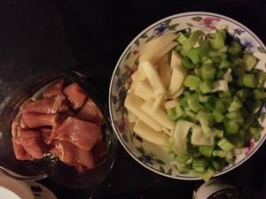 芹菜土豆炒猪肉的做法 步骤2