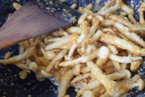 蛋黄焗蟹味菇的做法 步骤6