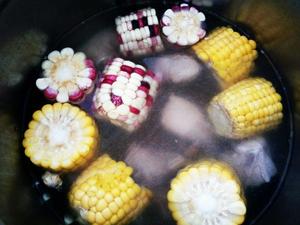 玉米排骨汤的做法 步骤3