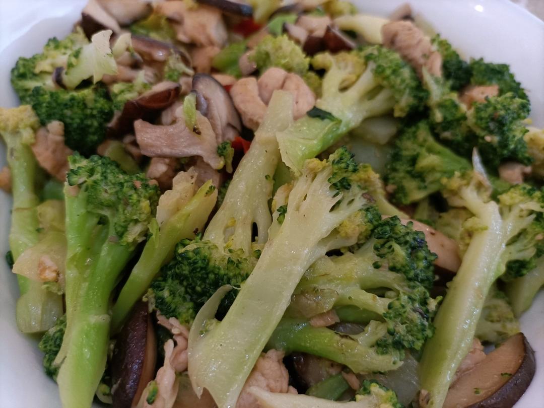 西蓝花炒鸡胸肉（最近爱上减脂餐）