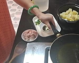 四川人爱吃的砂锅肉末米凉粉的做法 步骤3