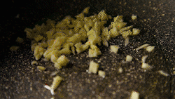 有家鲜厨房：蚝油秋葵黑皮鸡枞菌的做法 步骤4