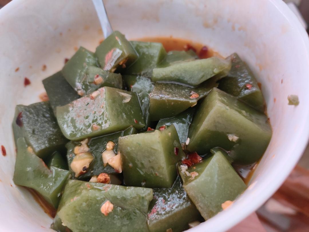 舌尖上的中国里面的仙人草（赣南小吃草米冻）的做法