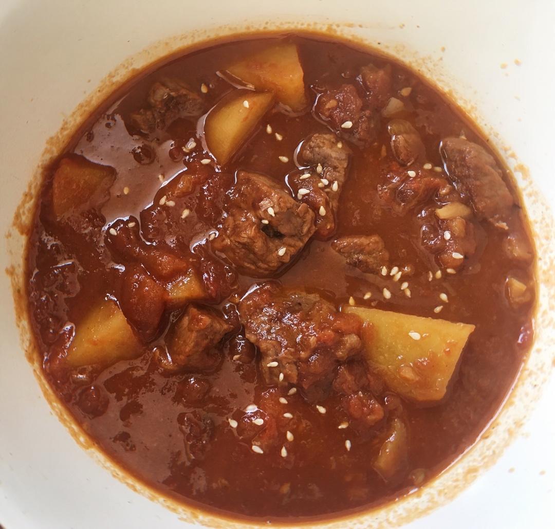 汤浓肉嫩的番茄牛腩，牛腩软烂秘法