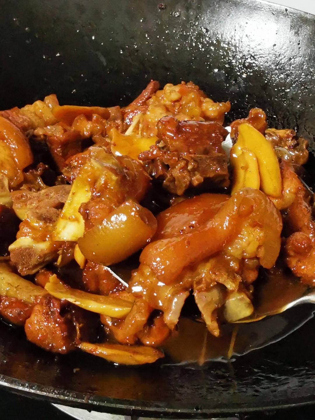 香喷喷的焖全猪