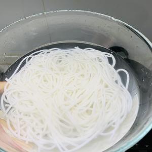 砂锅三鲜米线的做法 步骤8