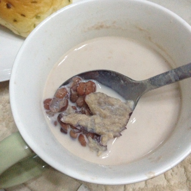 红枣红豆薏仁牛奶粥