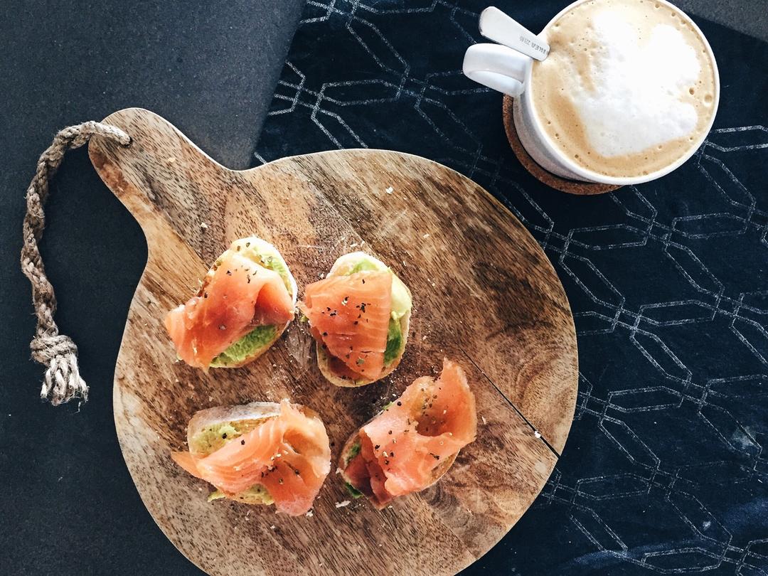 烟熏三文鱼牛油果吐司的做法