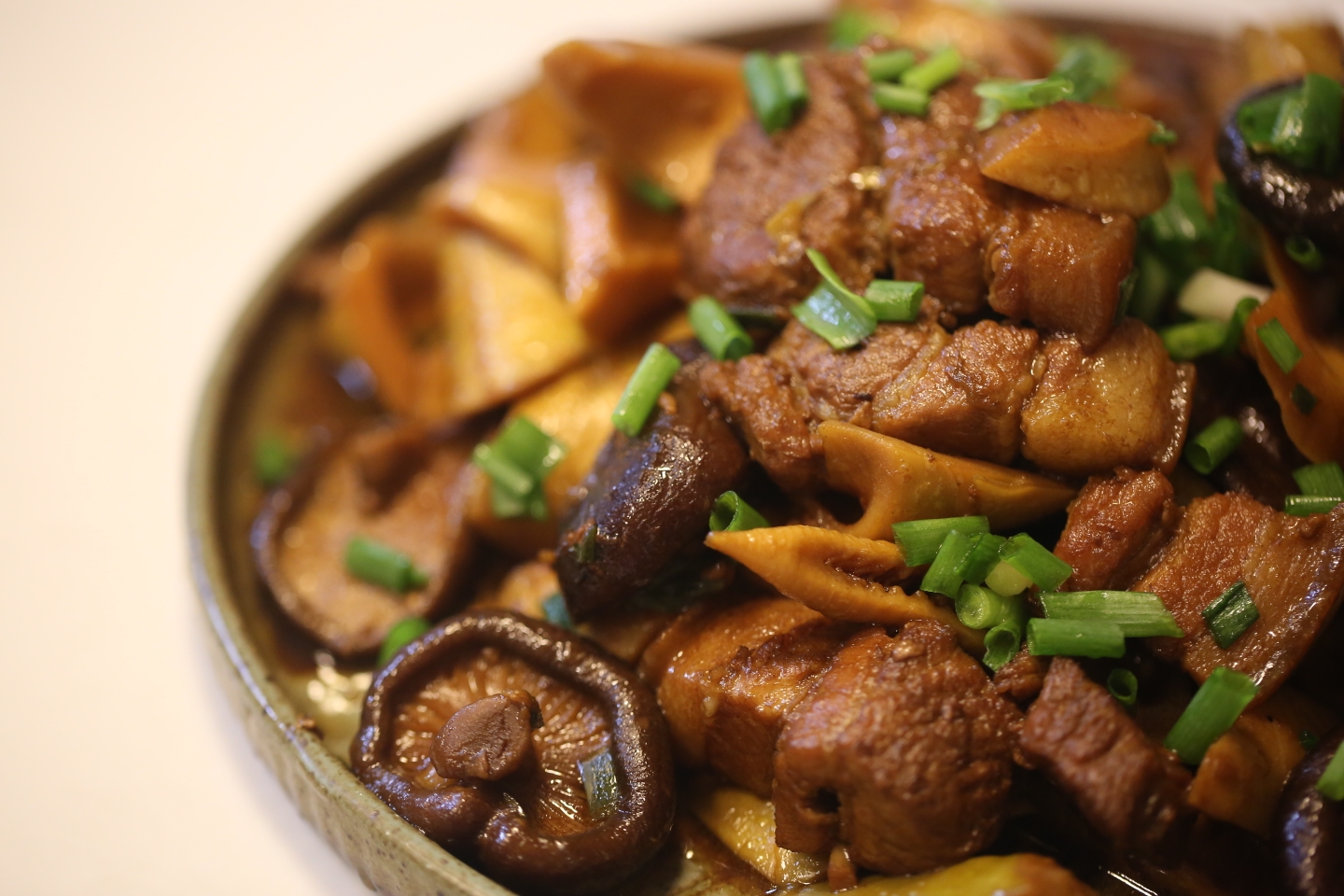 小野笋香菇焖肉的做法