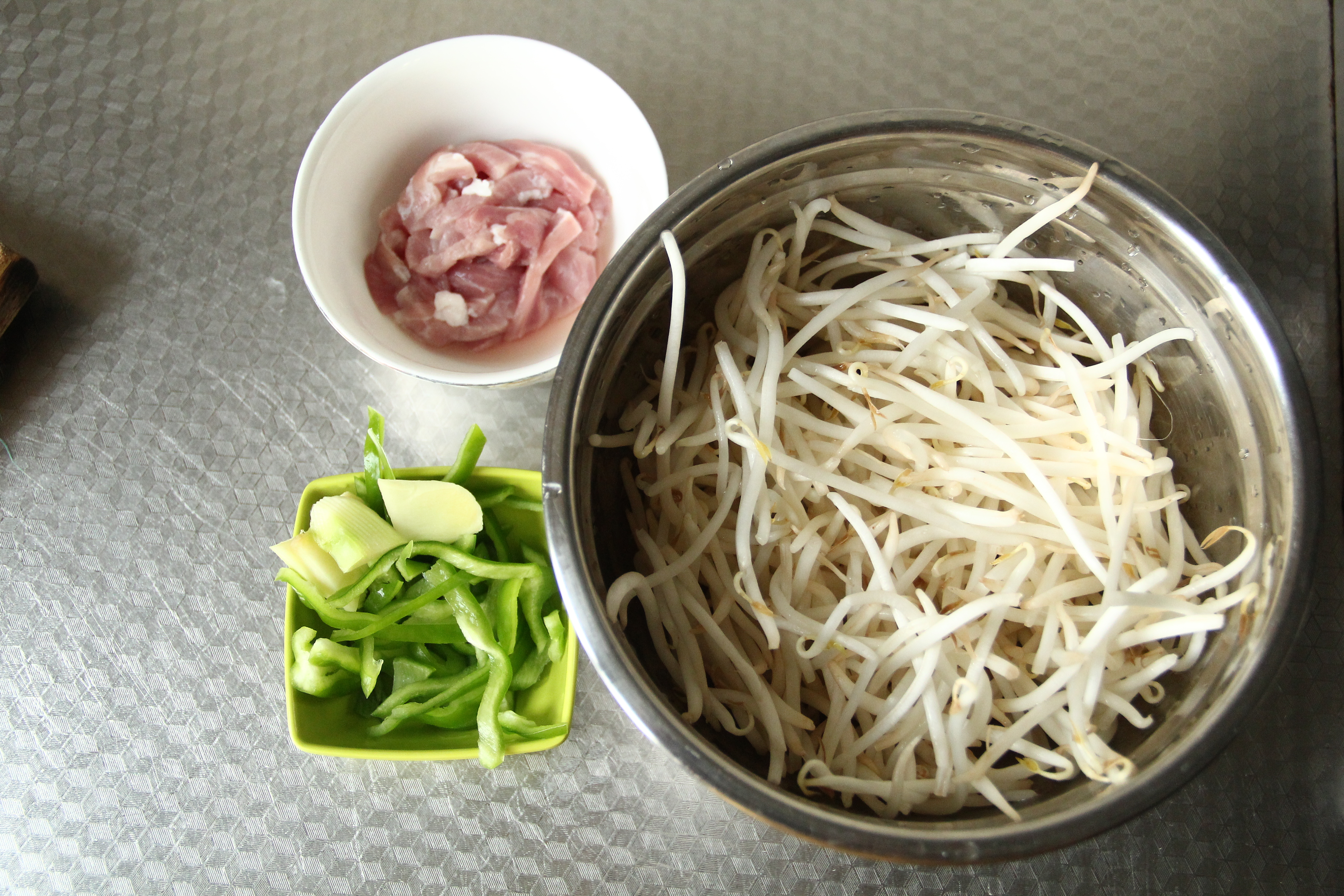 脆嫩青椒肉丝炒豆芽菜的做法 步骤1