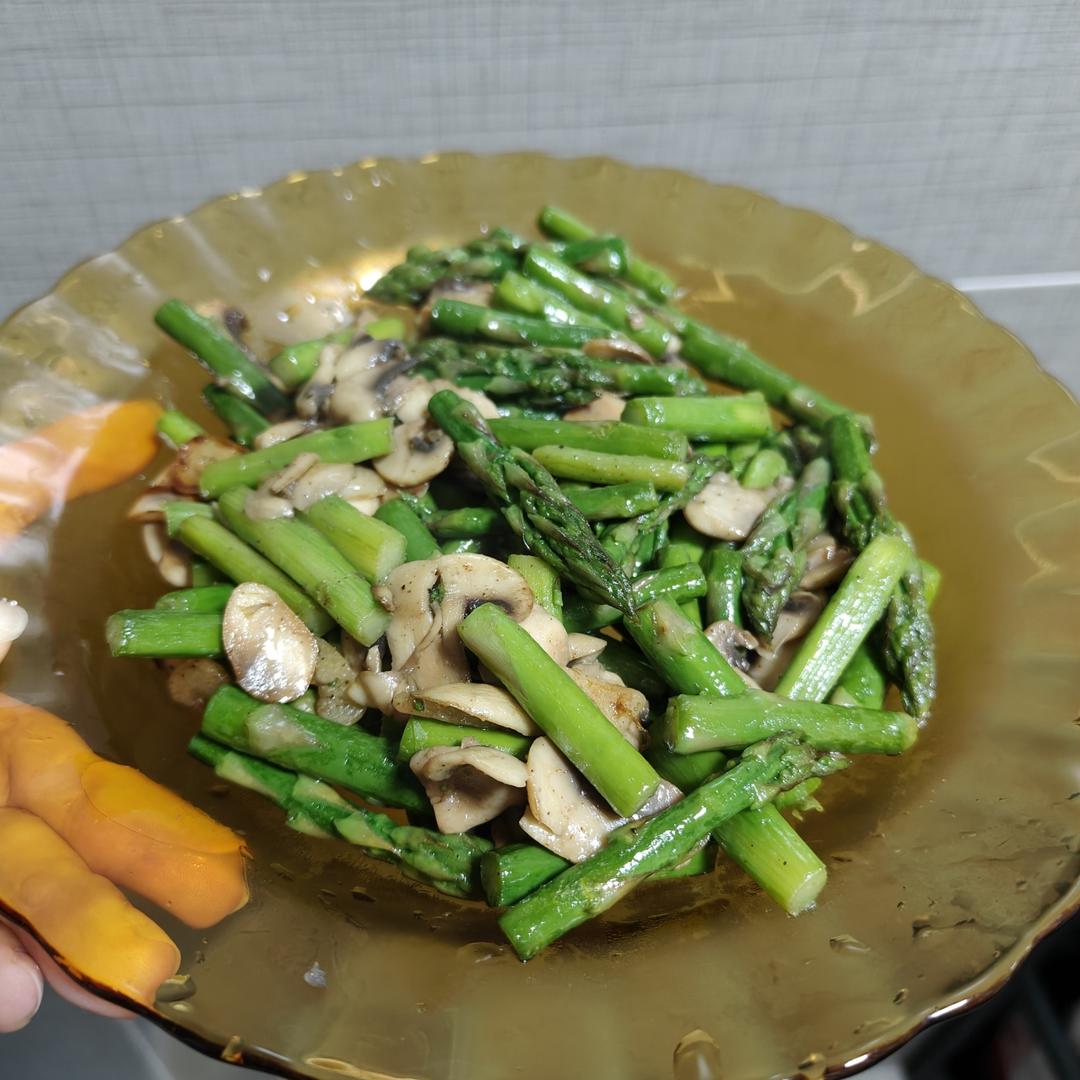 口蘑炒芦笋