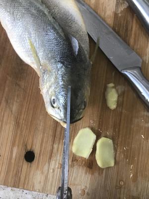 葱油黄鱼的做法 步骤3