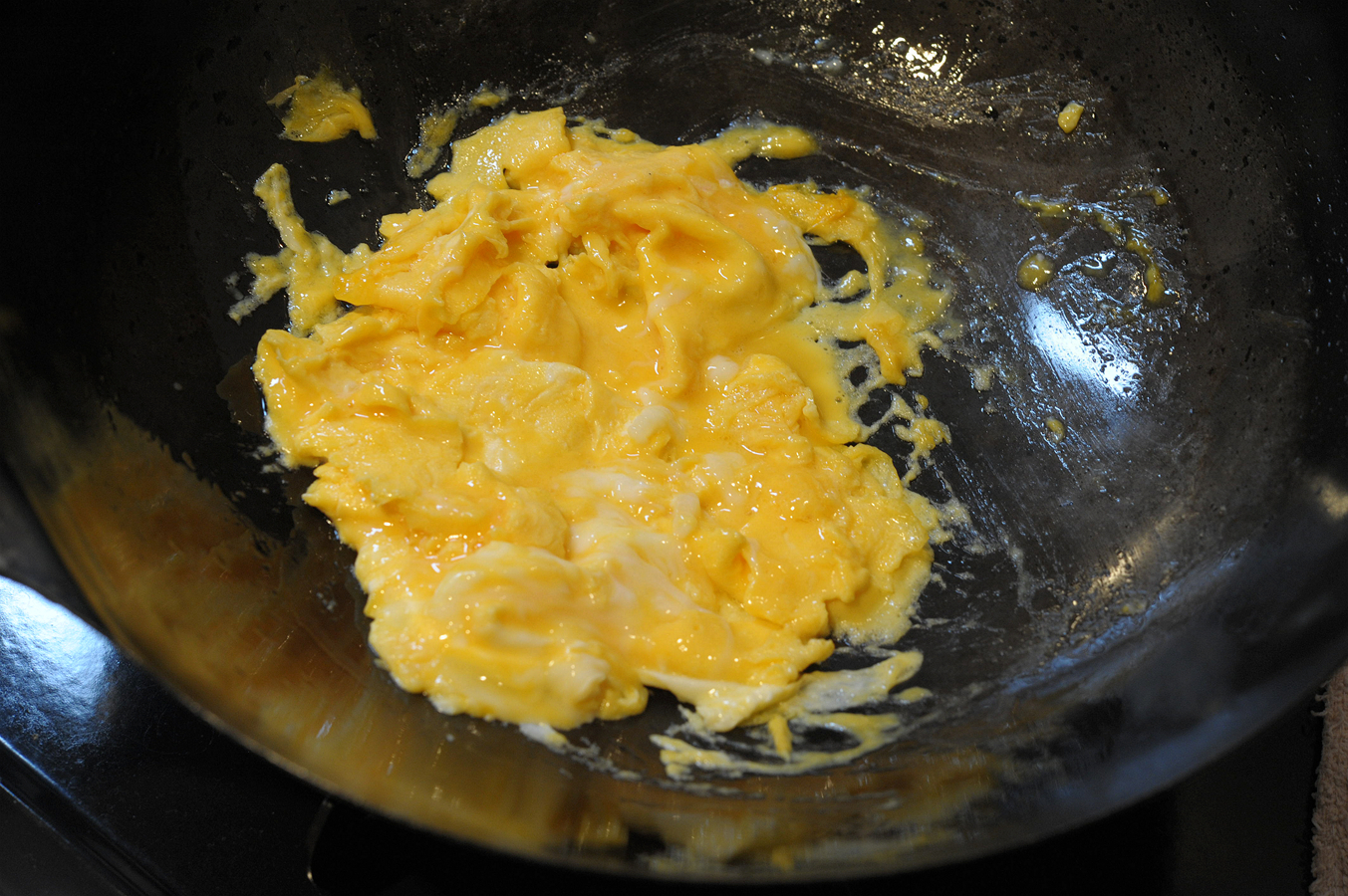 不到5块钱，只需要5分钟就能搞定的一碗好味道——洋葱炒鸡蛋的做法 步骤3