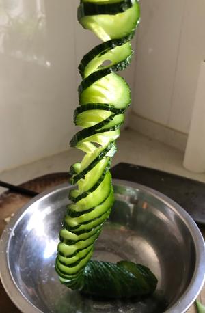 拌蓑衣黄瓜的做法 步骤2