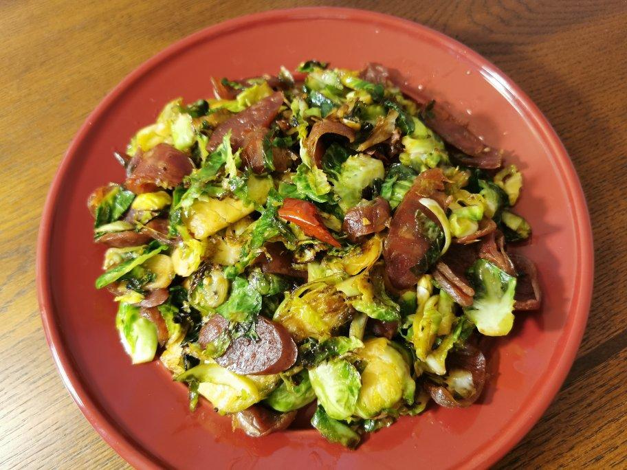 1年5本食谱100道菜，之27：培根（广式腊肠）炒孢子甘蓝
