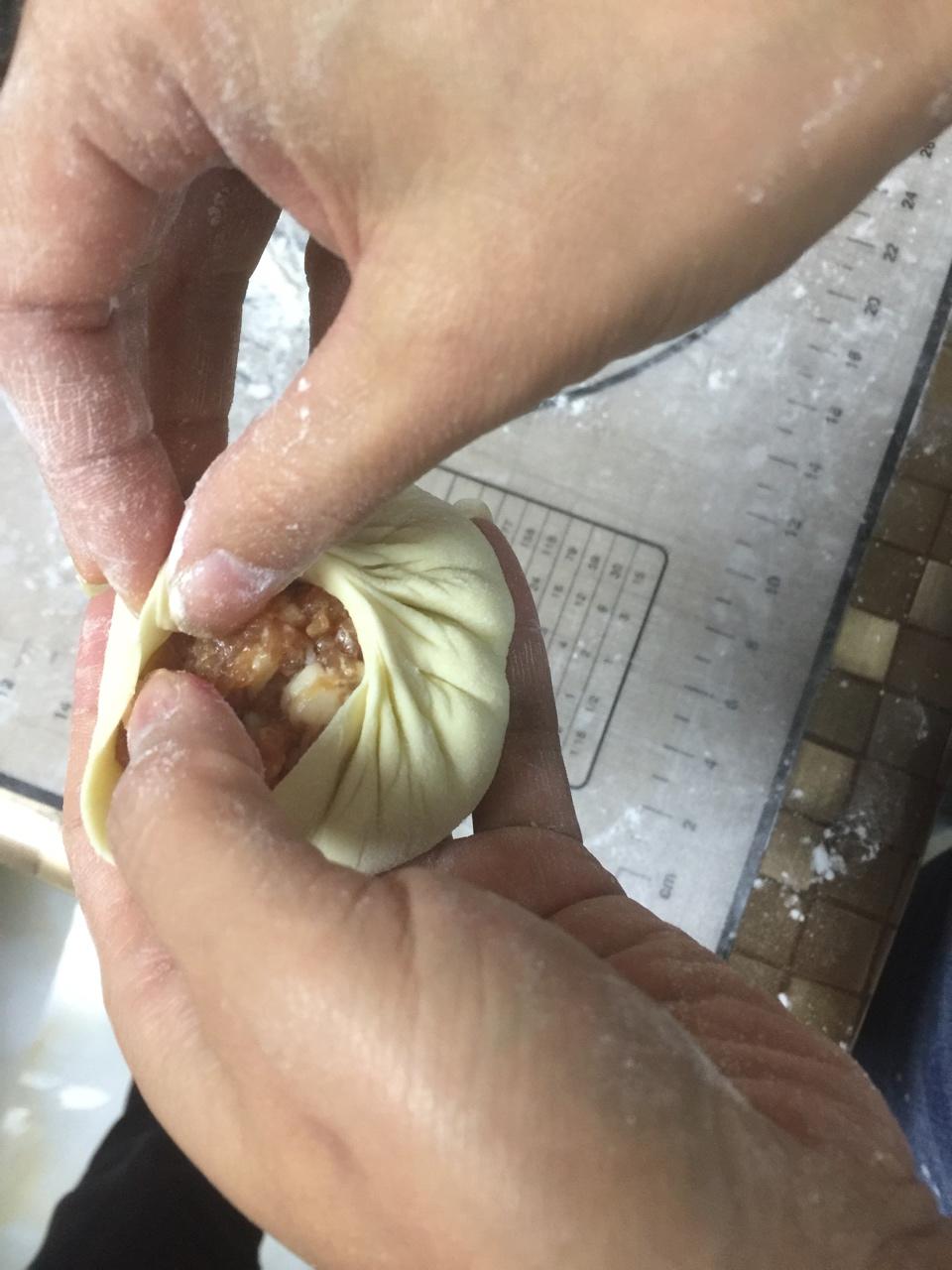 松软多汁的肉包子