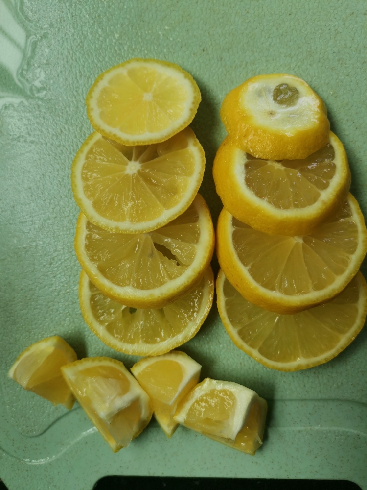 美白柠檬水的做法 步骤2