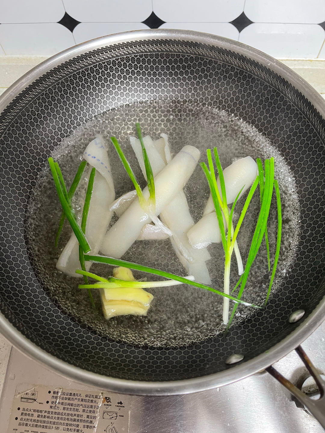 熬制肉皮冻---为小笼包做准备