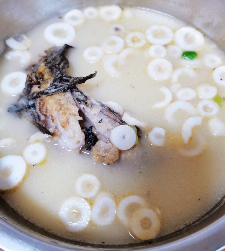 清炖鲫鱼汤 三个关键步骤让你轻松炖出汤浓味鲜色白似奶的鲫鱼汤