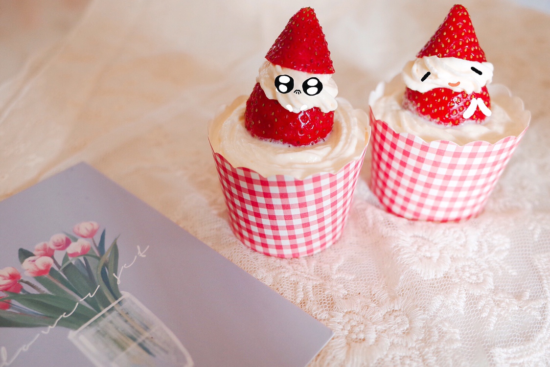 草莓圣诞老人杯子蛋糕