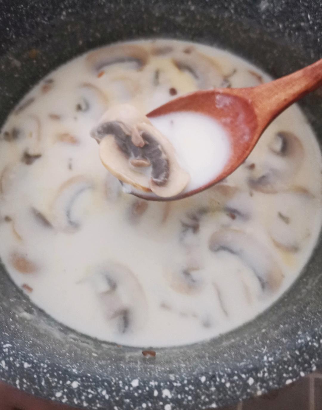 超惊艳奶油蘑菇汤(牛奶版本)