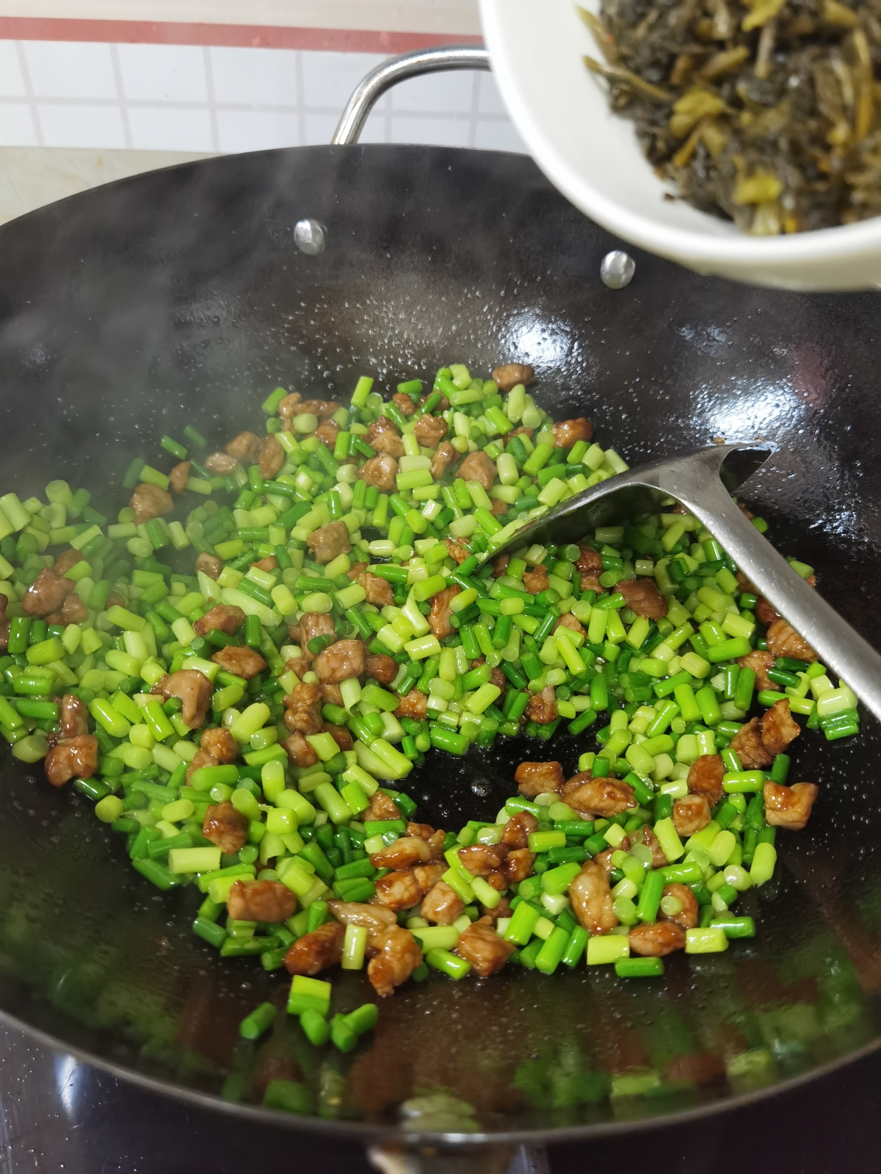 🔥超级快手下饭菜❗️雪菜肉丁炒蒜苔的做法 步骤7