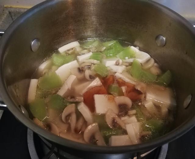 蘑菇莴苣豆腐汤（素）的做法