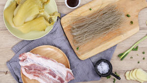 酸菜猪肉炖粉条的做法 步骤1