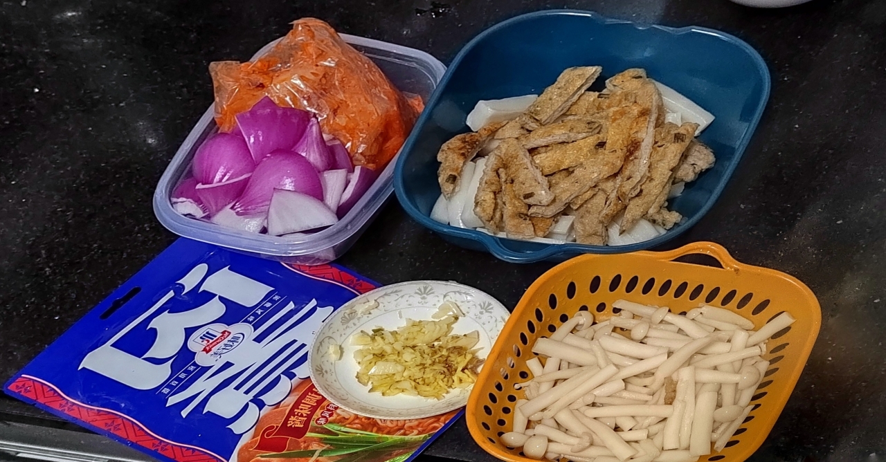 韩式鱼松炒年糕的做法