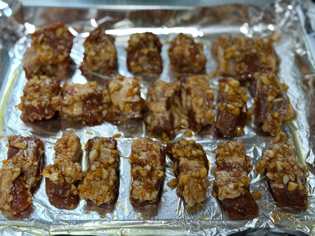 外焦里嫩！好吃到舔手指的蒜香烤排骨