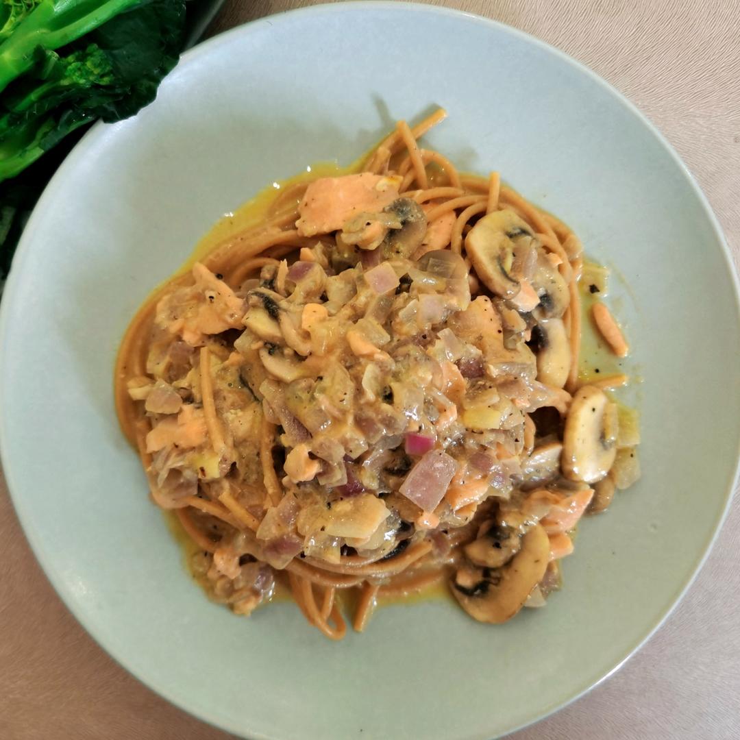 正宗的Carbonara才不放奶油呢 | 蛋黄酱三文鱼意面