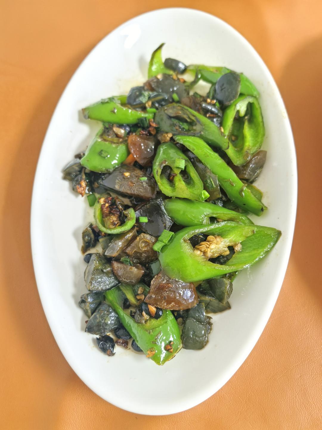 超级下饭的青椒炒皮蛋