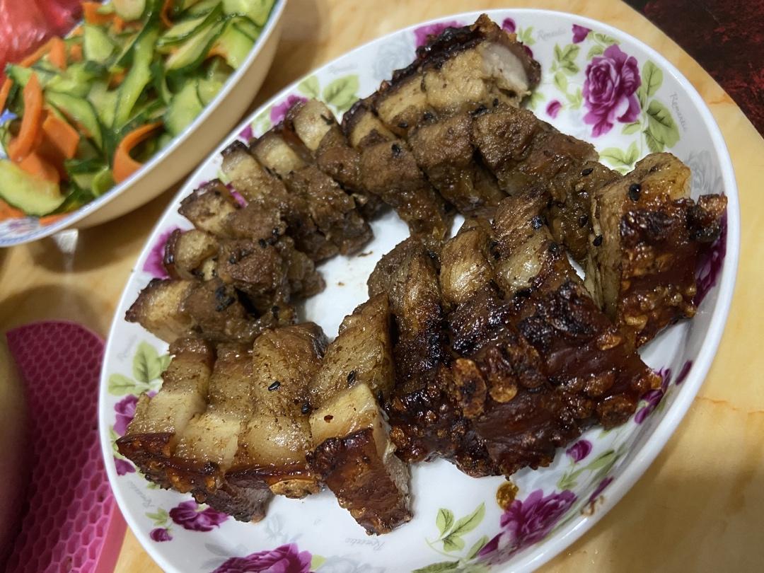 口水流一地的香酥脆皮烤五花肉😏